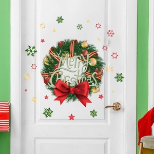 Détail d'autocollant mural couronne de Noël avec flocons sur porte blanche