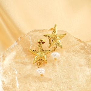 Boucles d'oreilles étoile de mer en acier or 18K avec texture spirale et perle blanche