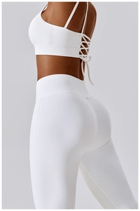 Détail d'un ensemble de yoga côtelé blanc avec brassière croisée et legging haut