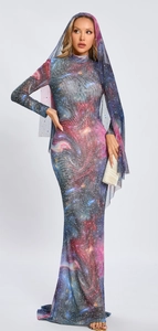 Détail de la robe imprimé ciel étoilé avec paillettes scintillantes et voile en maille