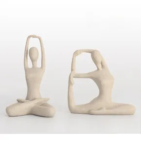 Dettaglio di figurine di yoga in arenaria che mostra la posa e la trama granulosa