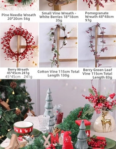 Dettagli di varie ghirlande natalizie con aghi di pino e bacche rosse per decorazioni festive