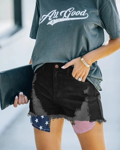 Détail du short en jean noir déchiré avec doublure de poche à motif drapeau américain