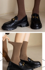 Chaussettes côtelées marron avec mocassins noirs à plateforme et boucle dorée