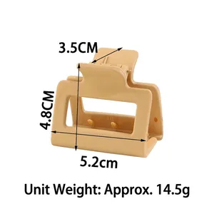 Frosted 5cm square hair claw clip in beige plastic with dimensions and weight marked