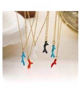 Vue détaillée de pendentifs corail en émail coloré sur de fines chaînes dorées
