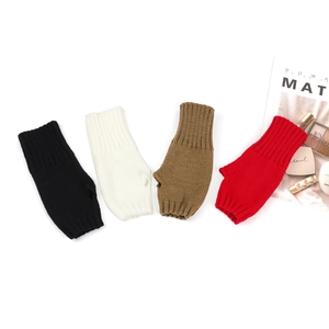 Guantes de punto sin dedos de invierno en negro, beige, camel y rojo con canalé