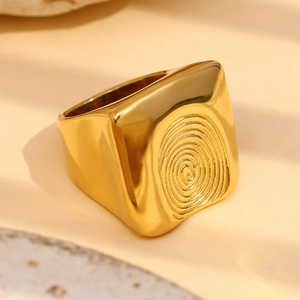 Quadratischer 18K vergoldeter Edelstahlring mit minimalistischer Fingerabdruck-Gravur