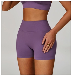 Détail du tissu sans couture de l'ensemble short de yoga violet à taille haute