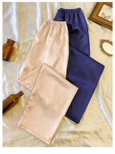Flach liegende Satin-Schlafhose mit weitem Bein in Champagnergold und Marineblau