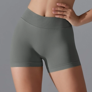 Détails du short de yoga gris à taille haute avec ceinture côtelée et texture tricotée