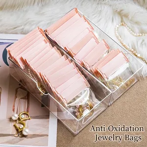 Antioxidations-Schmuckbeutel aus EVA in einer transparenten Acryl-Organizer-Box