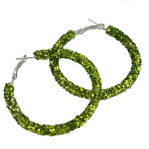 Détail de grandes créoles à paillettes vertes avec une texture scintillante