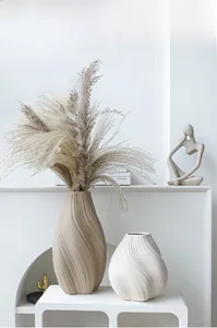Vue détaillée de la texture ondulée en spirale sur des vases en céramique mate minimalistes