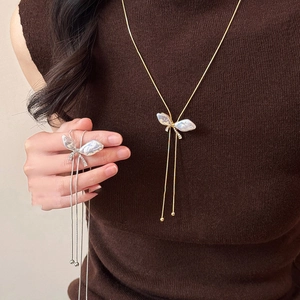 Elegant butterfly pearl Y-necklace with rhinestone details in gold and silver finish