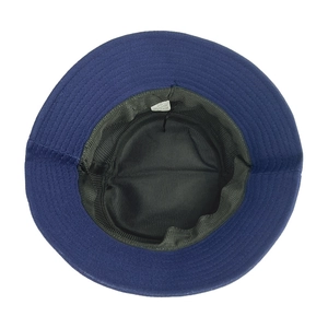 Dettaglio dell'interno del cappello in cotone blu con etichetta di lavaggio e taglia 58