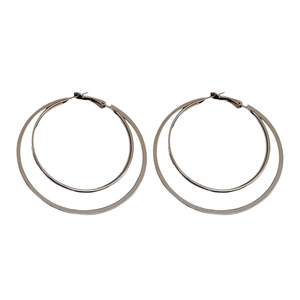 Boucles d'oreilles créoles doubles minimalistes avec finition métallique sur fond blanc