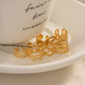 Lot de 7 bagues d'oreilles en acier inoxydable doré 18K aux designs géométriques