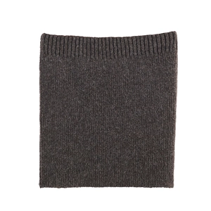 Detailaufnahme des dunkelbraunen Strickschals mit Fokus auf grober Strickstruktur und Garn