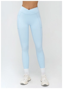 Gros plan du legging de yoga bleu clair à taille haute croisée et poches latérales