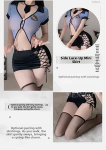 Détail d'un chemisier de police sexy bleu et d'une mini-jupe noire à lacets latéraux