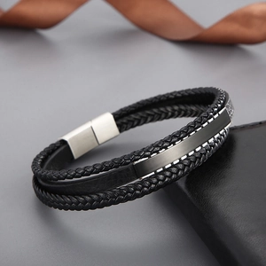 Détail du bracelet multicouche en cuir tressé noir avec fermoir magnétique en acier inox