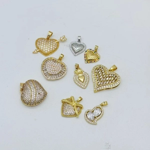 Nove eleganti ciondoli a cuore in oro e argento con zirconi cubici e perle