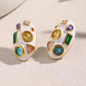 Vue détaillée de boucles d'oreilles en émail blanc plaqué or 18K avec cristaux colorés