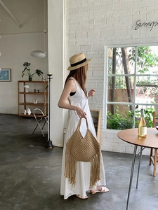 Borsa a tracolla con frange intrecciate stile bohémien artigianale per vacanze al mare e look estivi.