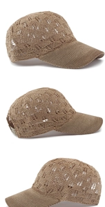 Dettaglio del cappellino in maglia kaki con motivo a rete traspirante e ondulato