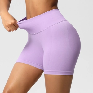 Détail du short de compression sans couture taille haute lilas avec contrôle du ventre