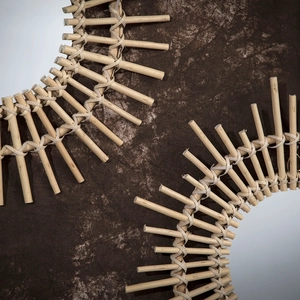 Miroir mural rond en rotin fait main avec des textures naturelles tissées
