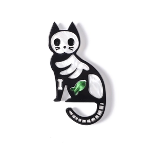 Fashionable black and white acrylic cat brooch with green fish and bone patterns