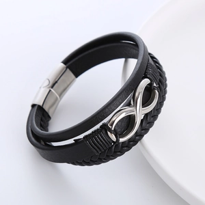 Dettaglio del bracciale multistrato in pelle intrecciata nera con simbolo infinito