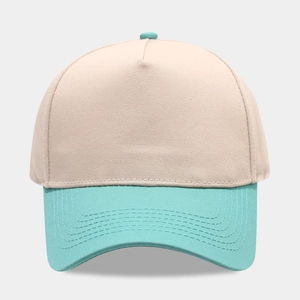 Détail des coutures sur une casquette de baseball bicolore beige et vert menthe