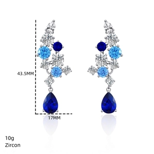 Makroaufnahme der silbernen Quastenohrringe mit blauen Zirkonia und Messangaben
