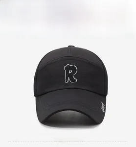 Dettaglio del ricamo bianco con lettera 'R' su un cappellino sportivo nero mesh