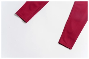 Détail du pantalon de yoga bordeaux montrant les ourlets à double couture et coutures plates
