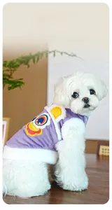 Gros plan sur le gilet violet pour animaux avec polaire blanche et broderie colorée