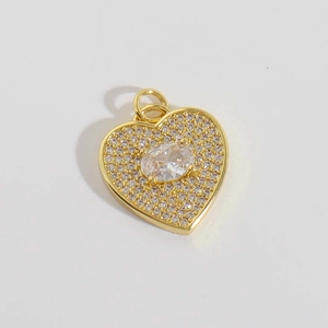 Détail du pendentif cœur plaqué or 18K avec micro-pavage de zircone et pierre centrale ovale