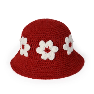 Chapeau de pêcheur en crochet rouge fait main avec fleurs blanches