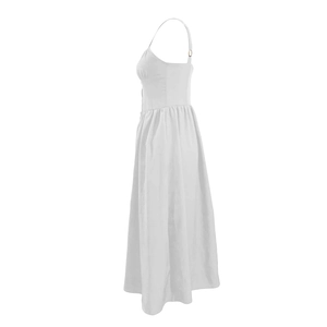 Vue détaillée de la fermeture éclair latérale sur une robe maxi blanche en coton et lin