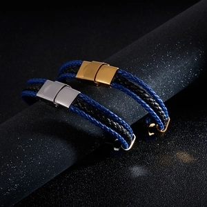 Détail de bracelets en cuir tressé avec fermoirs magnétiques en acier inoxydable doré et argent