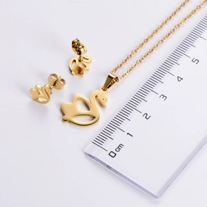 Mesure détaillée du pendentif cygne doré et des boucles d'oreilles clous assorties