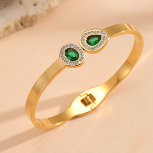 Bracelet jonc doré en acier inoxydable avec cristal vert goutte et pavé étincelant