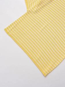 Nahaufnahme von gelb-weiß gestreiftem Strickstoff mit feiner Textur und Verarbeitungsdetails