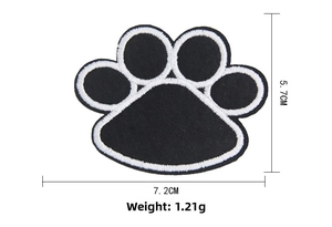 Detailansicht des schwarz-weißen Katzenpfoten-Stickaufnähers mit Maßen von 7,2x5,7 cm
