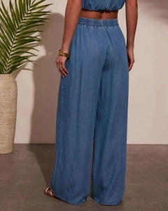Détail du pantalon large en denim bleu à taille haute élastique pour femmes élégantes