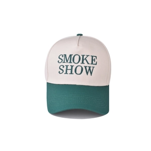 Vue détaillée de la casquette beige et verte avec broderie SMOKE SHOW texturée verte
