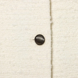 Elegante witte tweed jas voor dames met een gedetailleerde zwarte ronde metalen knoop